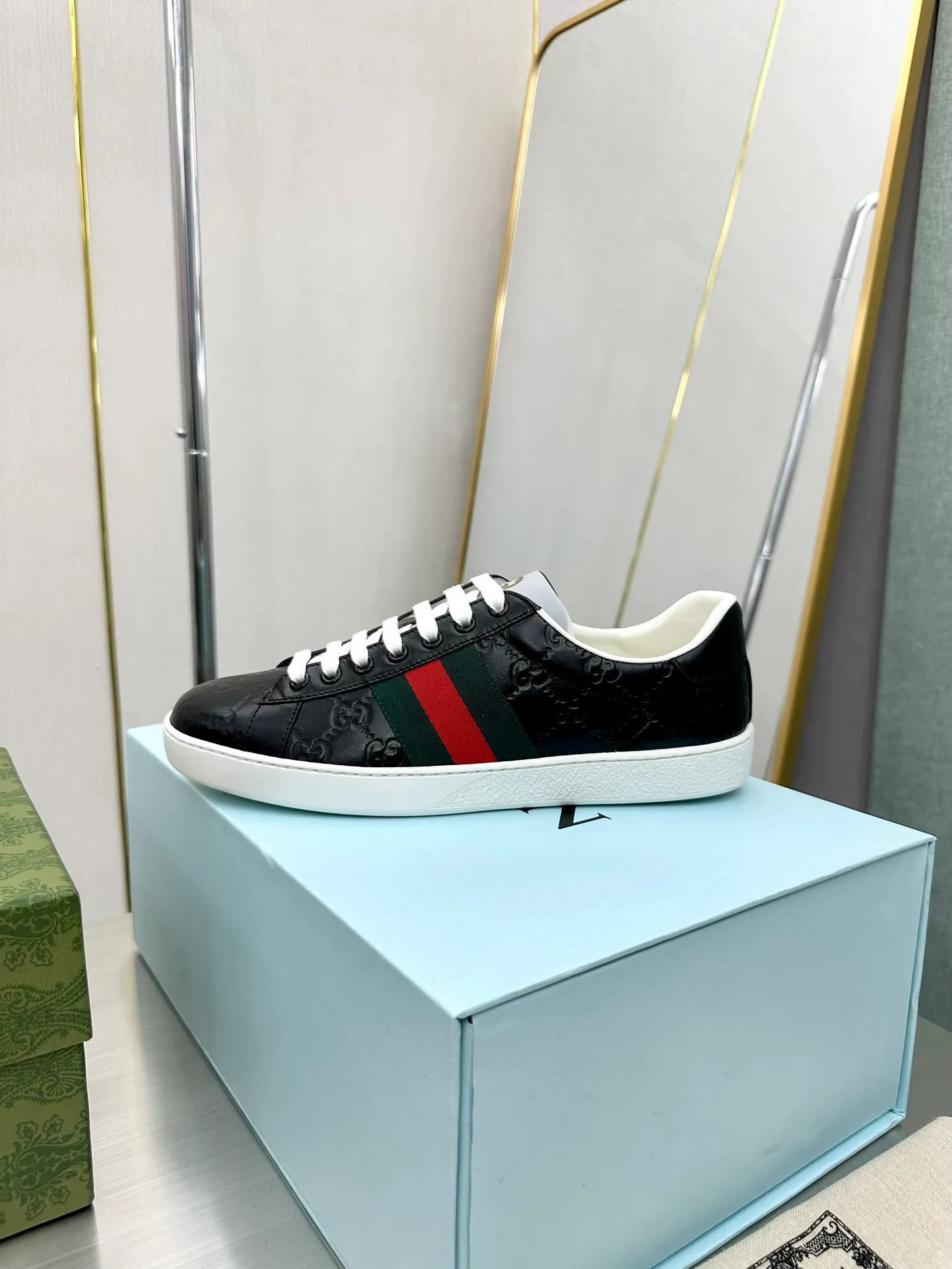 👟👟Ex-factory price 540👟👟 Men's size +10 Top version: Gucci G family classic Ace series Embroidery Little Bee White Shoes Couple Style Ribbon Love Casual Sports Shoes Sneakers Original Purchase Development Production This brand's classic low-top sports shoes interweave golden embroidered bees with red and green webbing. The bee is a classic element of the brand. It appeared in the Gucci ready-to-wear series in the 1970s. Exquisite packaging at the delivery counter🛍📦 ▪️Fabrics: Original custom imported first-layer cowhide ▪️Foots: Original custom cowhide lining ▪️Sole: Original open-molded rubber non-slip material ▪️Sole thickness: 2.5CM ▪️Size: Women's 34-41 (customized 34/41) ▪️Size: Men's 38-46 (38/46 customized)
